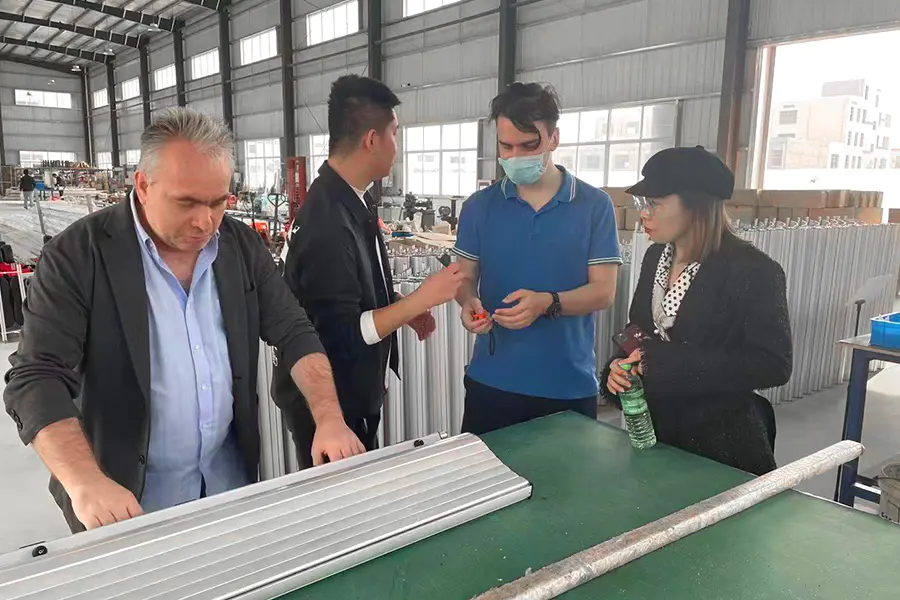 Cliente visita a fábrica